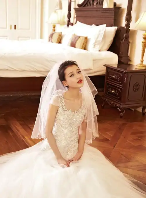 简介:孙怡性感迷人婚纱写真图片,分享一组孙怡图片给大家,图中的明星