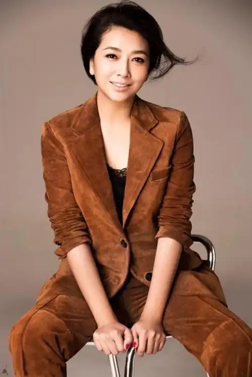 52岁江珊真是不见老穿身奶奶装也显精神美的和当年没差