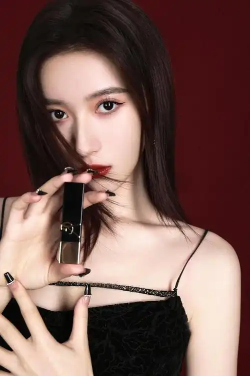 00后中国内地女歌手,演员胡嘉欣