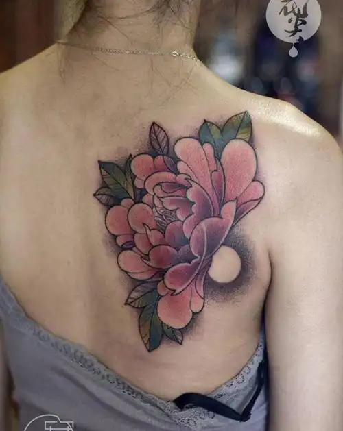 牡丹纹身图片_肩部背部new school点刺纹身图案