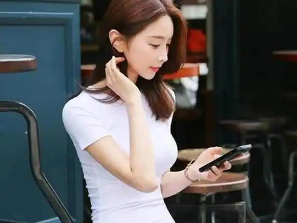 很多女人都喜欢有一个精致的生活,每天逛逛街,喝点下午茶,在晚上看