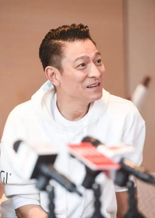 62岁刘德华现身北京路演皮肤紧致状态回春言谈举止尽显高情商