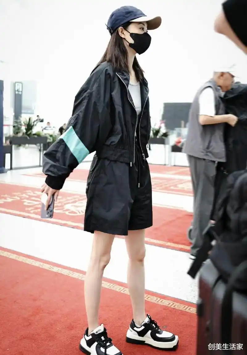 张小斐私服穿拼色冲锋衣配黑色短裤,休闲时尚,显瘦显高