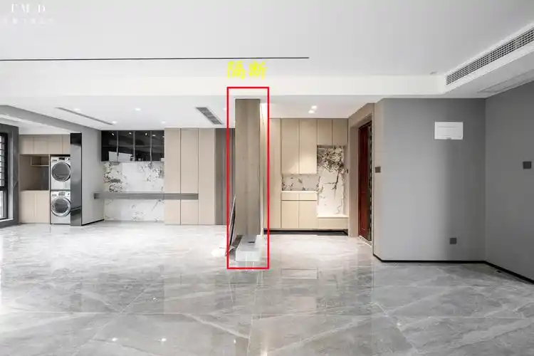 未免有些尴尬,考虑再三,一组悬空柜加在中间,地面砌个地台,隔断效果好