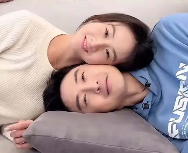 田亮与老婆儿女脸贴脸玩叠叠乐,森碟亮仔颜值高,一家四口长超像