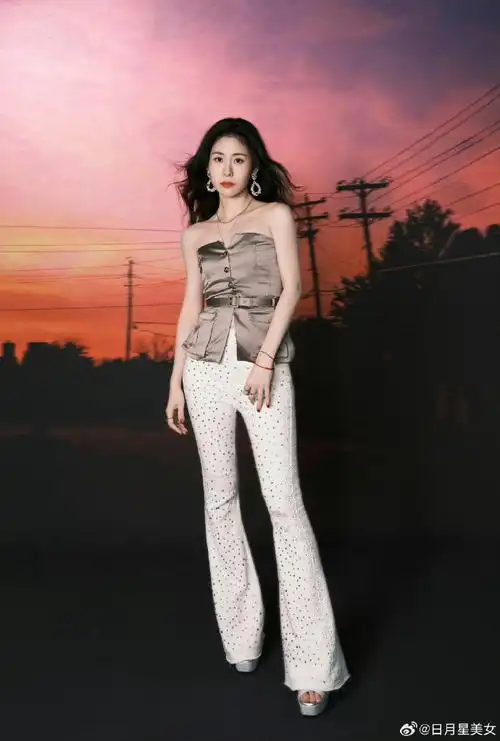 张碧晨抹胸牛仔裤好身材