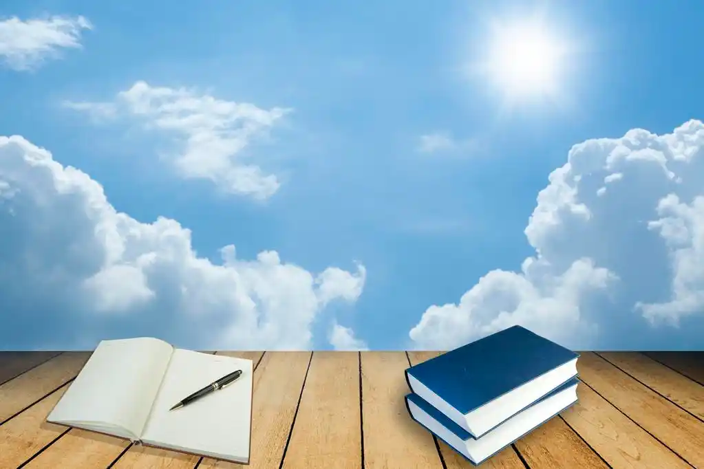 在木板上的书,书上木板和蓝蓝的天空