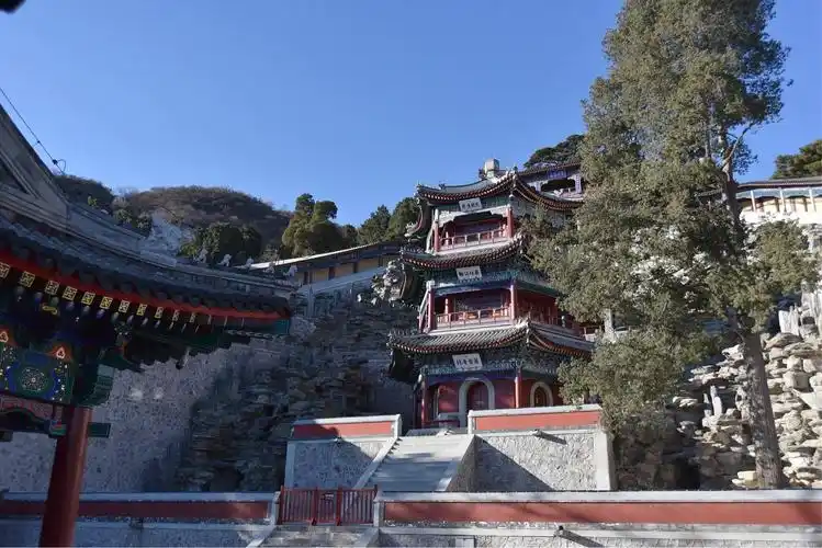 其实不是的,这里是位于河南洛阳龙门石窟景区内的香山寺了,这座寺庙