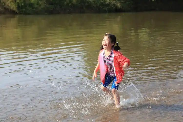 戏水的儿童