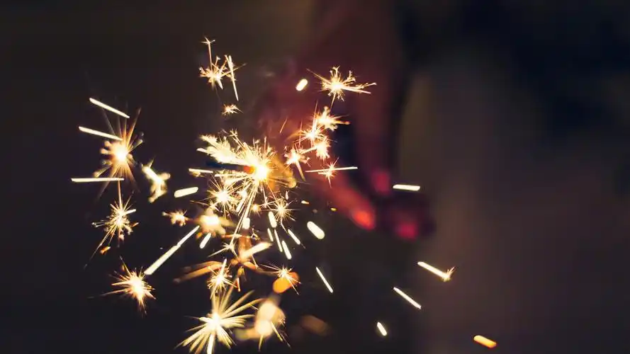 明亮的火花,夜晚,假期 壁纸