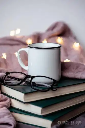 客厅内部的静物细节.书上有汗水和一杯茶.阅读,休息.惬意的秋冬概念.