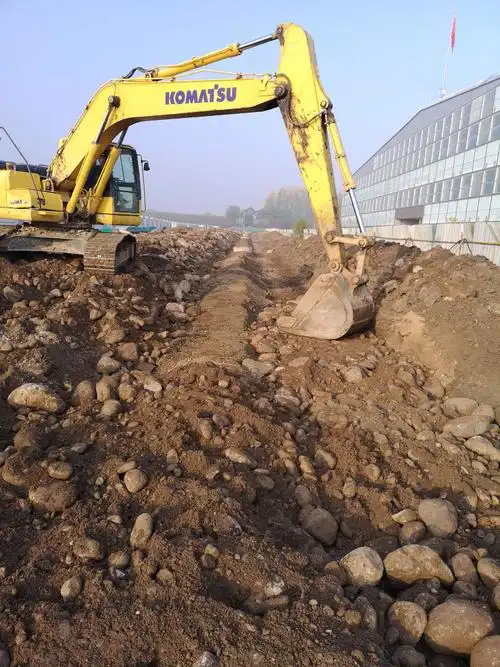 创新一路雨水管周细砂砾回填