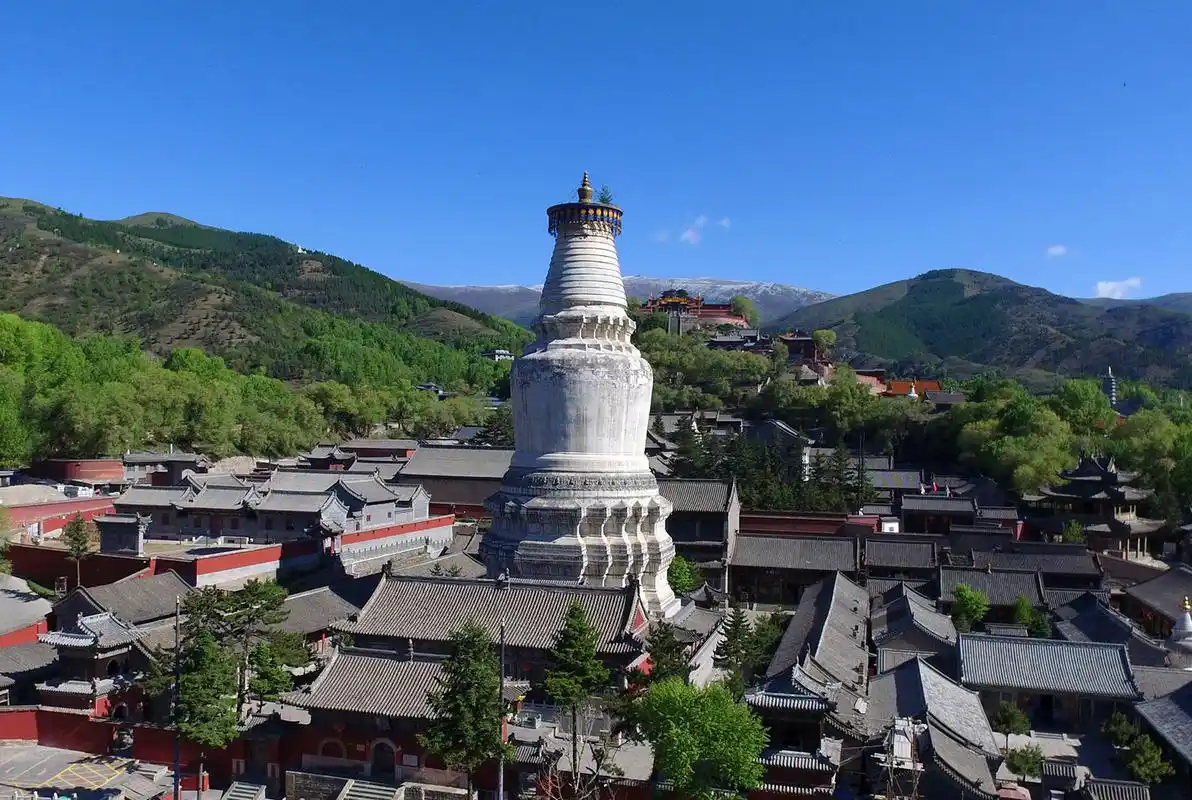 五台山塔院寺被世人敬仰的四大圣迹大白塔佛足碑文殊发塔