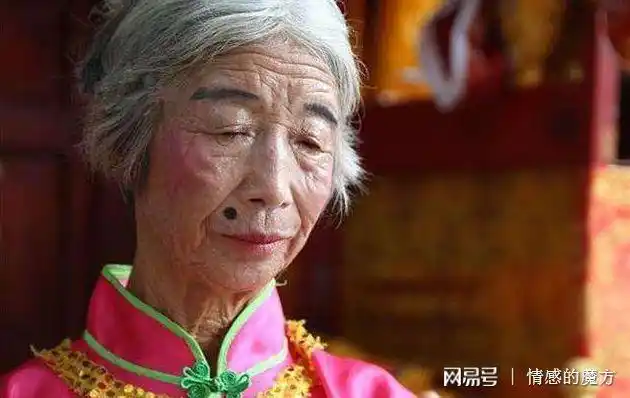 老人景区扮丑走红背后原因令人心酸