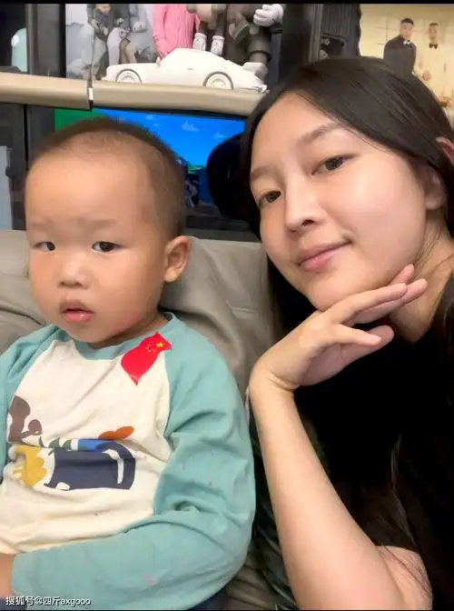 原创烧饼老婆晒照片素颜出镜模样清秀仍是美女过节看孩子略显无奈