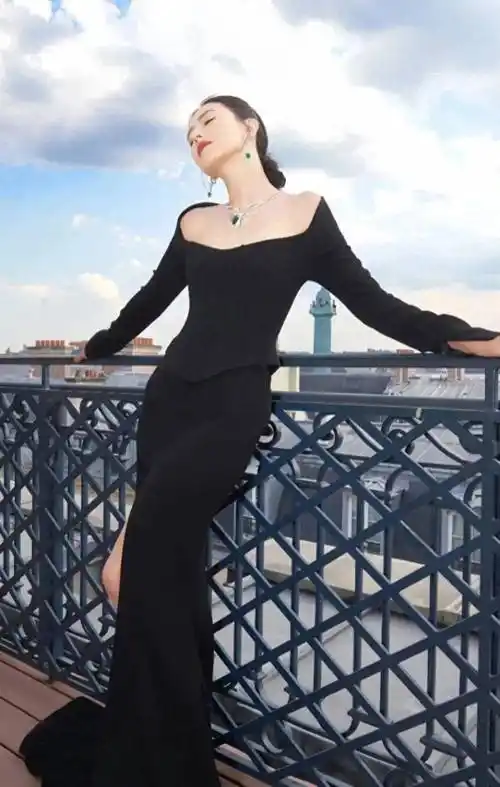 这组照片中的造型简单又精致,高圆圆充满了勾心斗角!