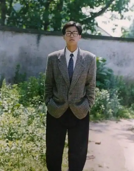 演变到90年代后期,中分的冬菇头变成了偏分或是更短更利落的款式,慢慢