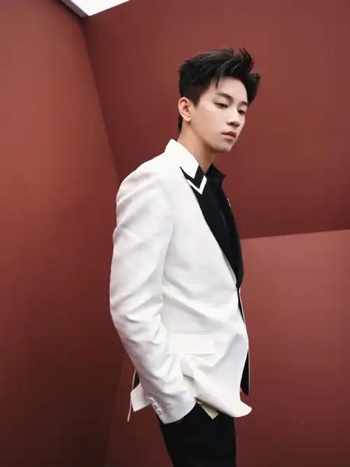 王子奇是演员王子奇展现夏日别样清冷气质.#微博电影之夜冷感大片