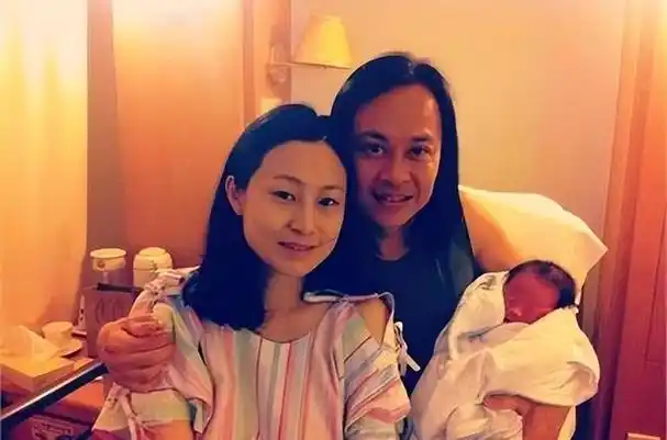 在2012年,蔡一智47岁高龄,他迎来了自己的孩子,周雪芳在香港港安医院