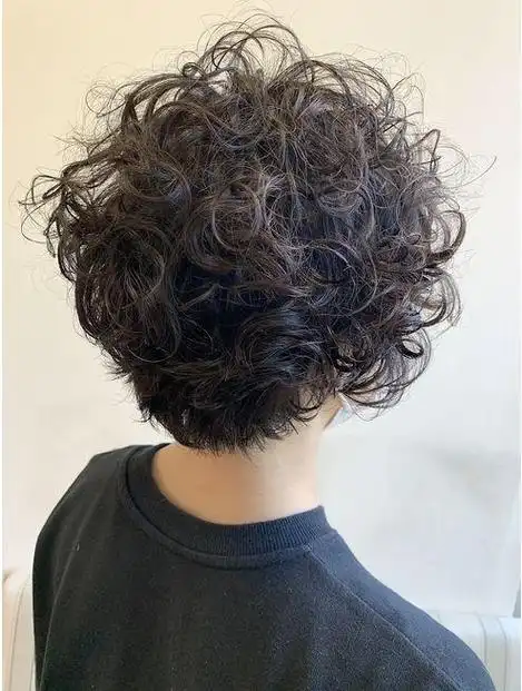 其中,纹理烫是近年来备受推崇的一种短发造型.