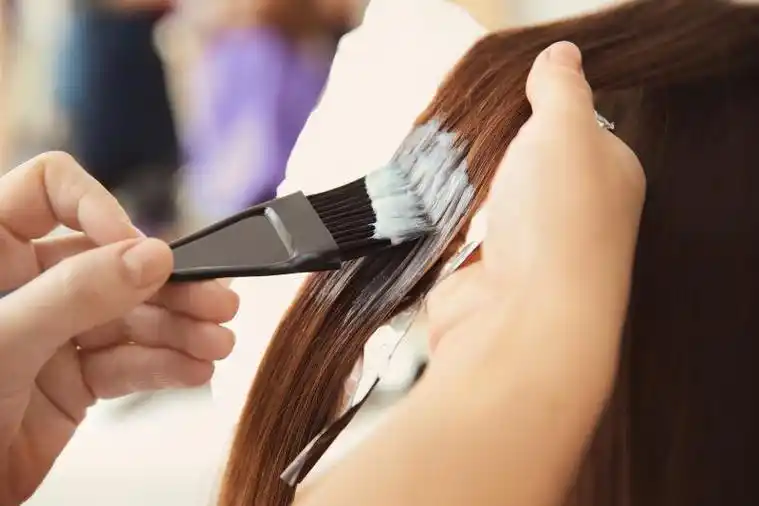 理发店修剪胡须年轻帅哥