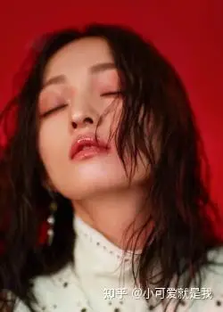 值得一提的是张韶涵的鼻子,鼻头虽然有肉,但是好在山根高度自然,鼻背