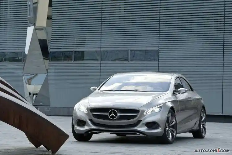 p>全新奔驰f800概念车外形极具动感,科技感十足,整车的造型体现出了