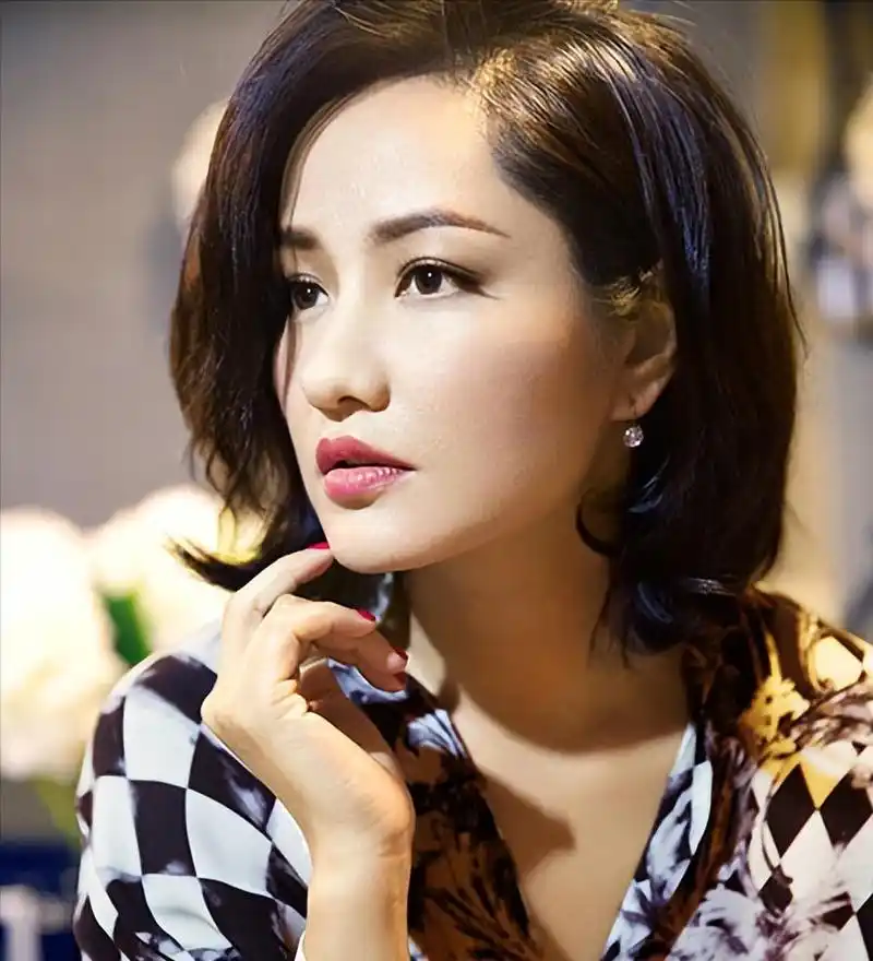 瞿颖,中国首席模特,多才多艺,外貌出众的明星,年过半百至今单身,跃