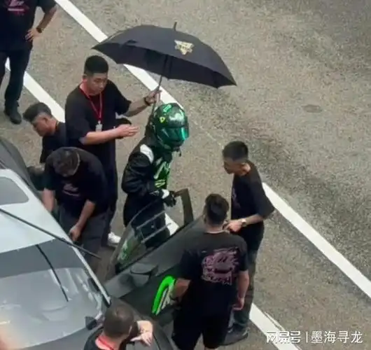王一博赛车人设崩了,冲出赛道被嘲,坐摩托车还要助理打伞跟着跑|乐器|
