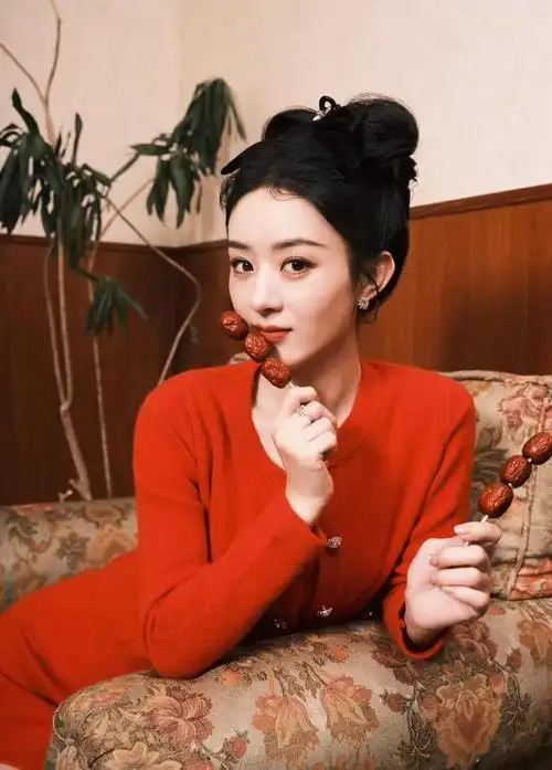 春节快到了,红色衣服穿起来,赵丽颖好适合红色,超级喜庆,超级美.