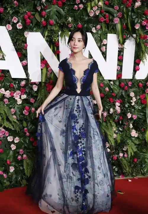原创李小璐真是美艳穿深蓝色礼服高贵优雅深v领更是大胆张扬