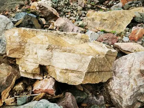 这种明显有层理的一般都是砂岩,长石石英砂岩(沉积岩).