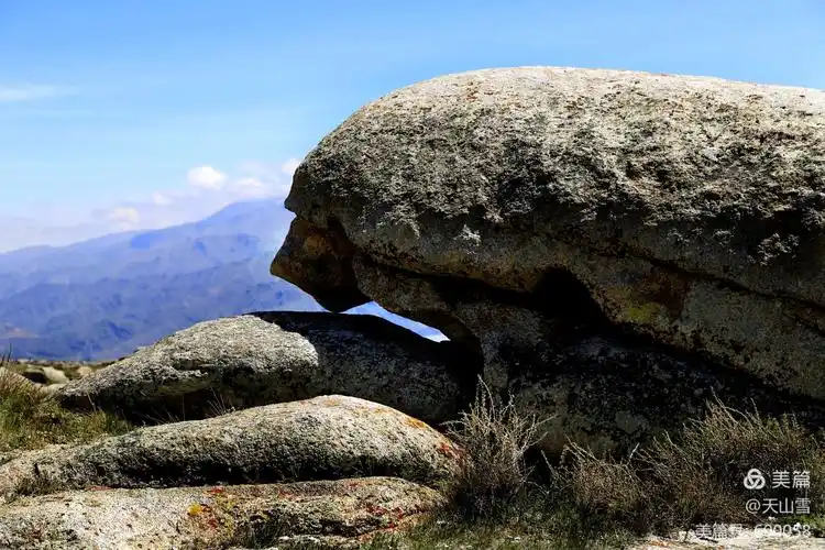 当地牧民在带有一定象征意义的大石头上摆放上小石子,是将祈福的