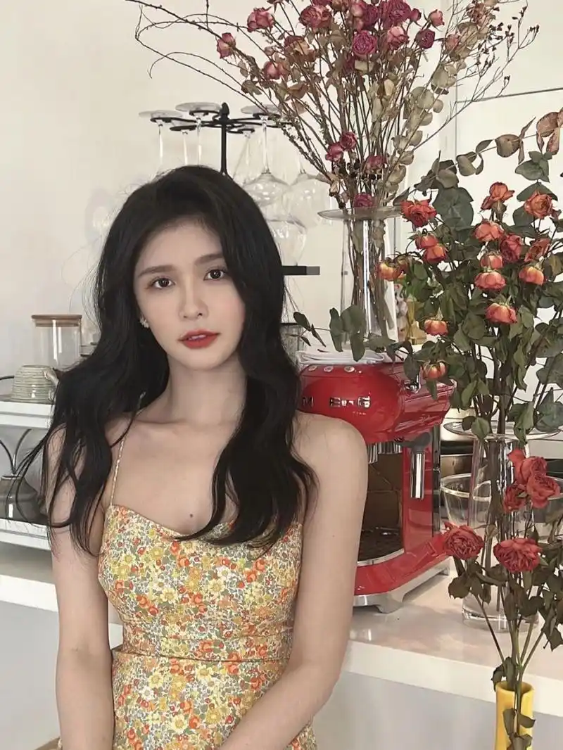 蔡卓宜晒生日照,穿吊带碎花裙也太美了