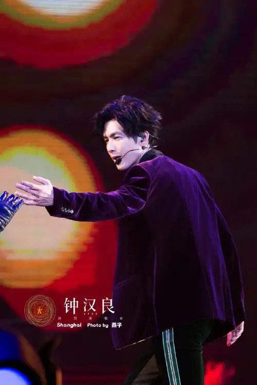 钟汉良超话#钟汉良o巡回演唱会#不知不觉已经过了一个月了729这件紫色