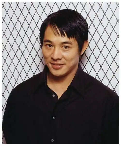 60岁李连杰现身寺庙,面容苍老憔悴,满脸黑斑,不复过往英姿!