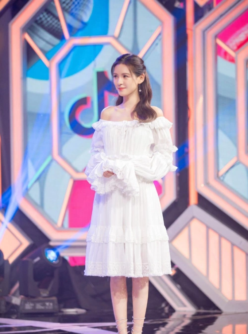 又被张予曦美到了一袭黄色印花旗袍温婉端庄尽显东方古典美