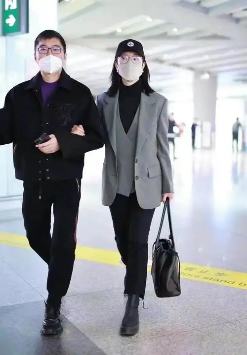 陈数带老公走机场音乐家老公长大肚子小年轻打扮一点不深沉