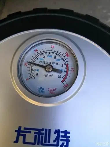 气压表上蓝色数字为kpa,压强单位为千帕,与车仪表盘显示的轮胎压强