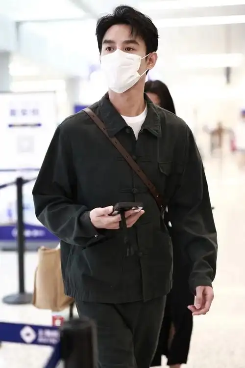 男星街拍本期男明星们是捅了蓝色look的窝嘛