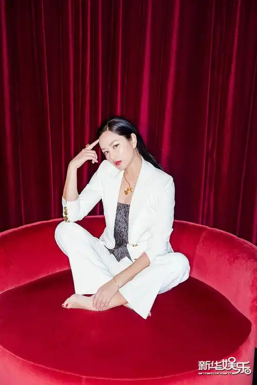 瞿颖全新写真 镜头感十足展多样魅力