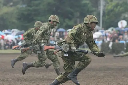 图文:日本陆上自卫队员进行射击战术演示