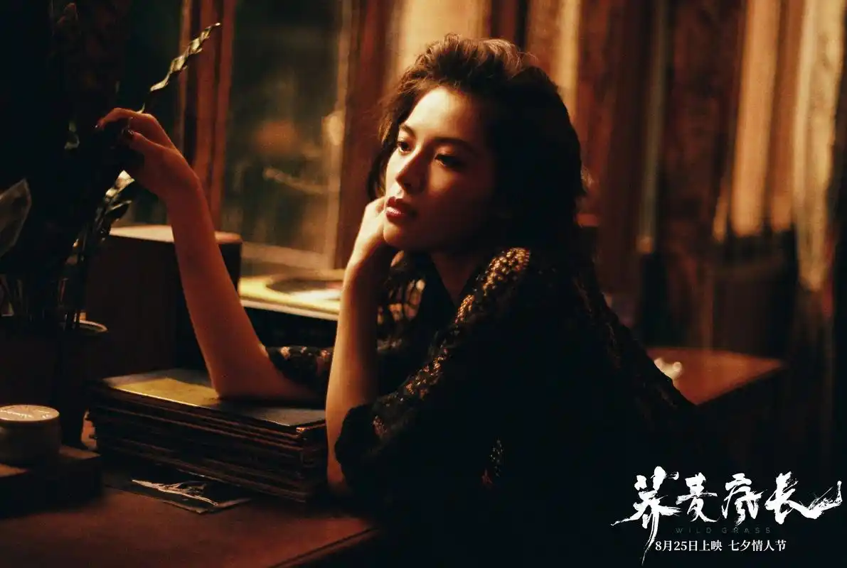 从娇艳玫瑰到凋零花朵荞麦疯长里钟楚曦像一团炙热的火焰