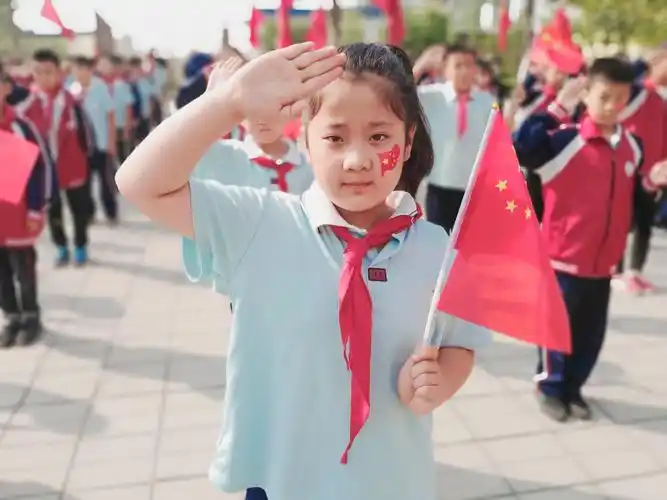 龙化小学向国旗敬礼