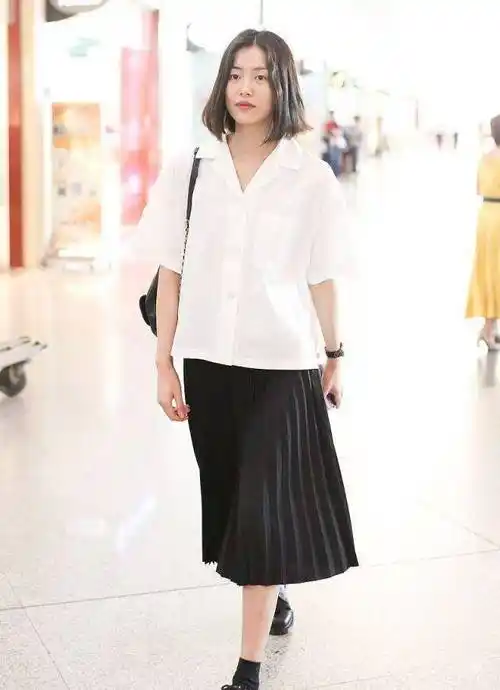 高额赔偿也抵不过爱国之心,白衣黑裙清纯似少女的刘雯,酒窝迷人_样子