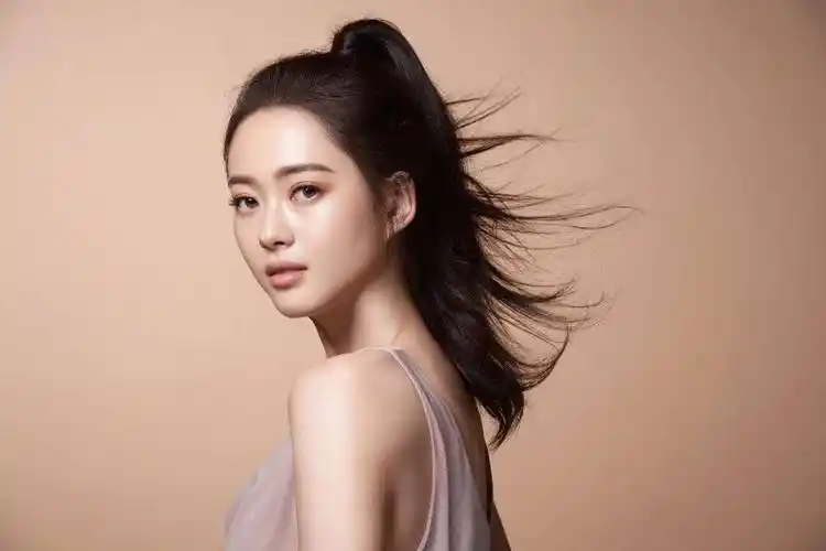 5,高雅拉影响力和社会贡献:张娜拉作为一位备受关注的明星,多次参与