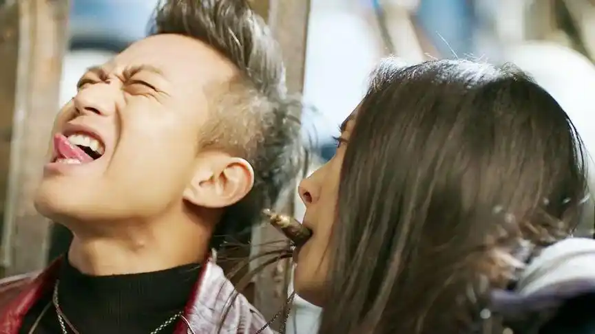 邓超叫杨幂咬着打火机,自己用舌头点着打火机,这舌头是真的吗?