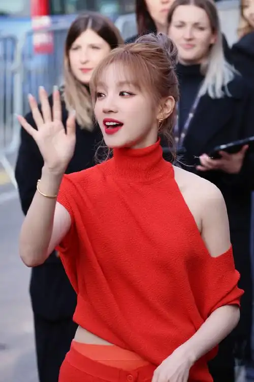 宋雨琦丸子头##宋雨琦米兰度假风造型##宋雨琦复古红唇妆