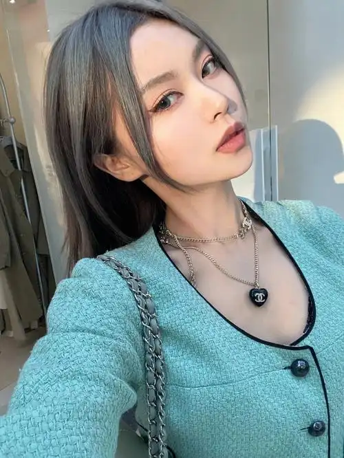 灰色后面大部分头发是亚麻灰和一开始的预想有偏差但是染出来还蛮好看