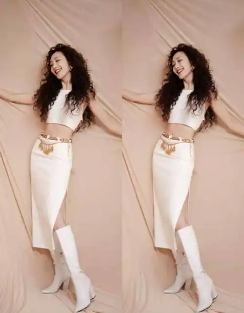 原创王鸥的身材真让人羡慕穿着露脐背心秀小蛮腰顶着爆炸头也很美